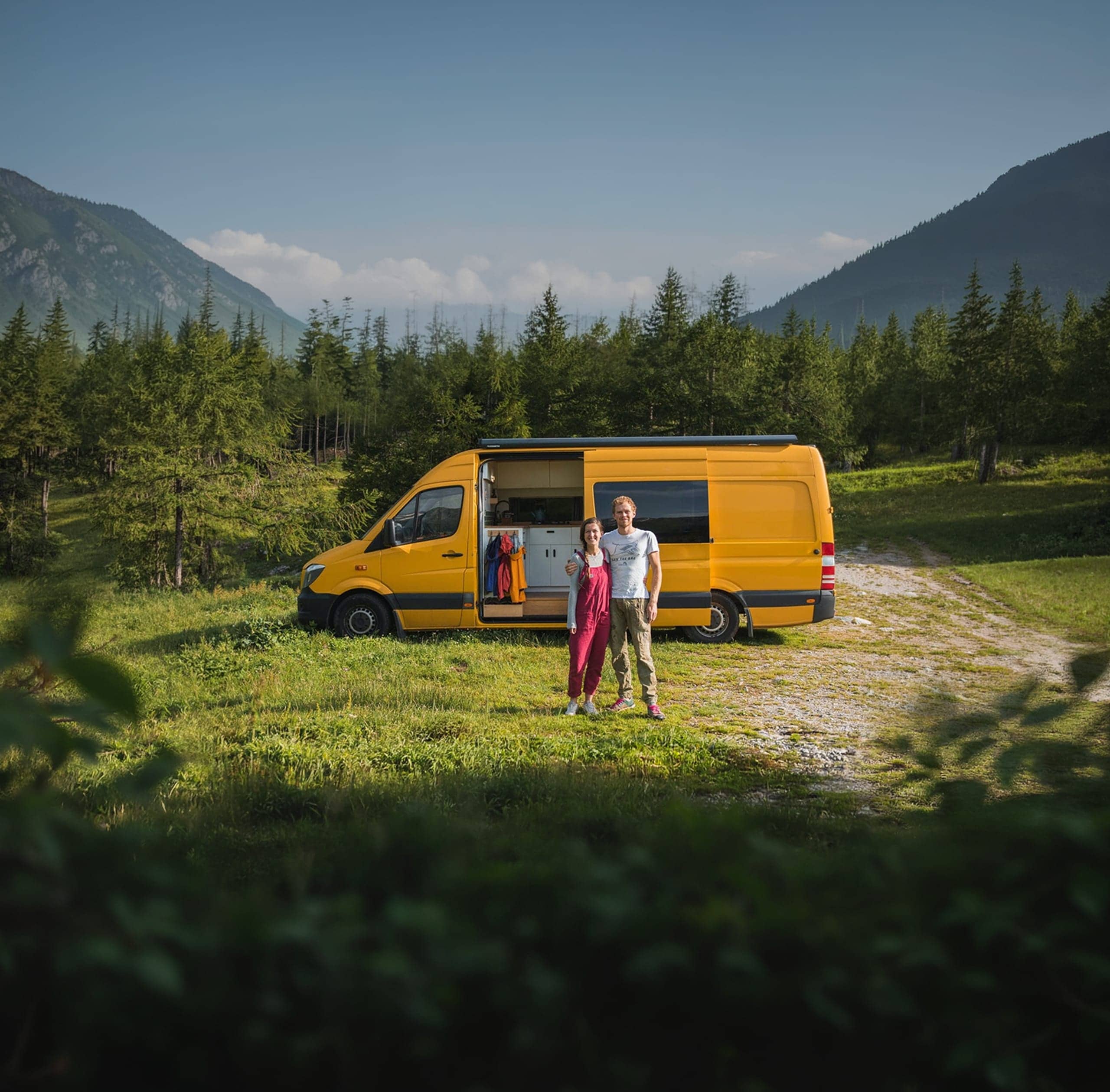 Gelber Camper in einer Berglandschaft