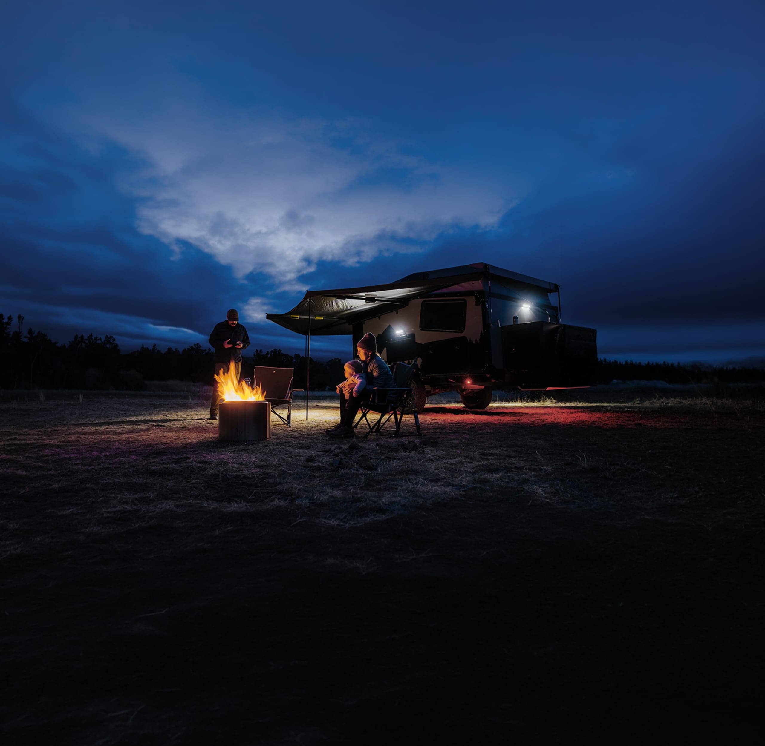 Familien-Campervan bei Nacht mit Lichterkette