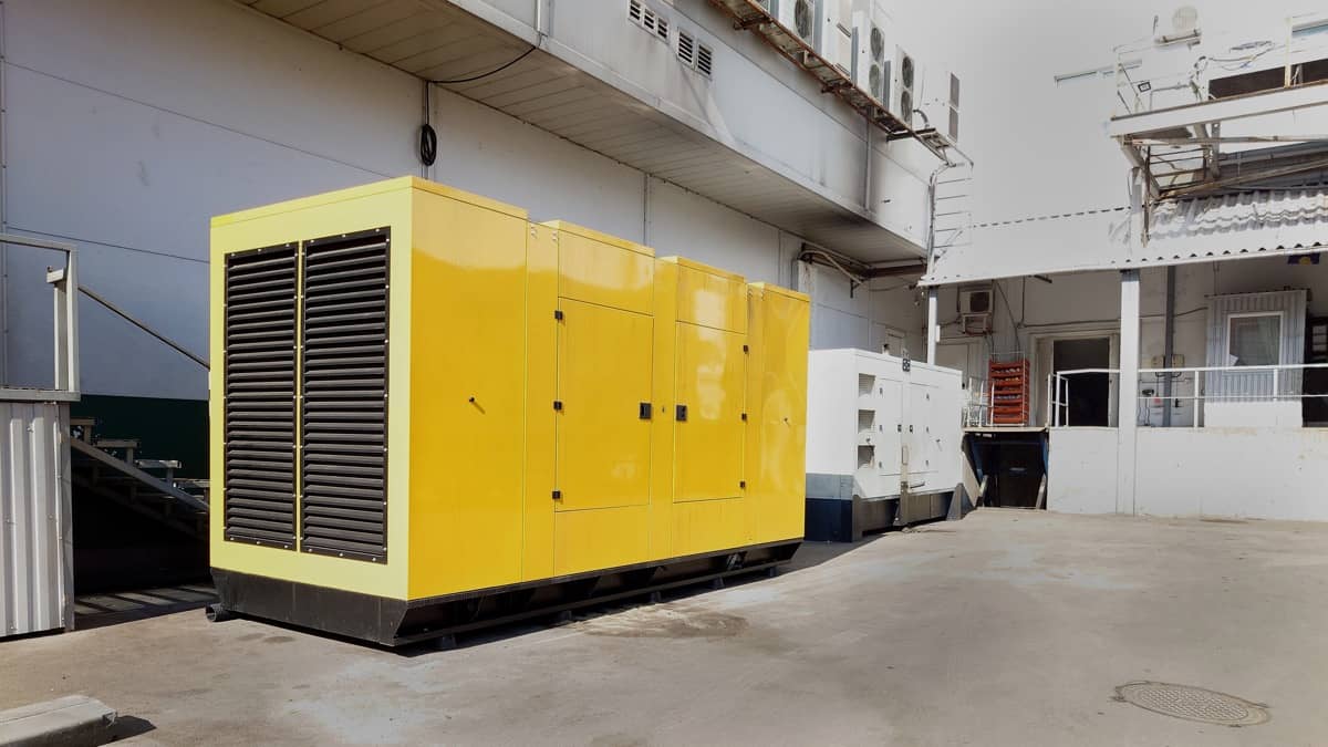 Ein großer gelber Generator auf einem Industriegelände