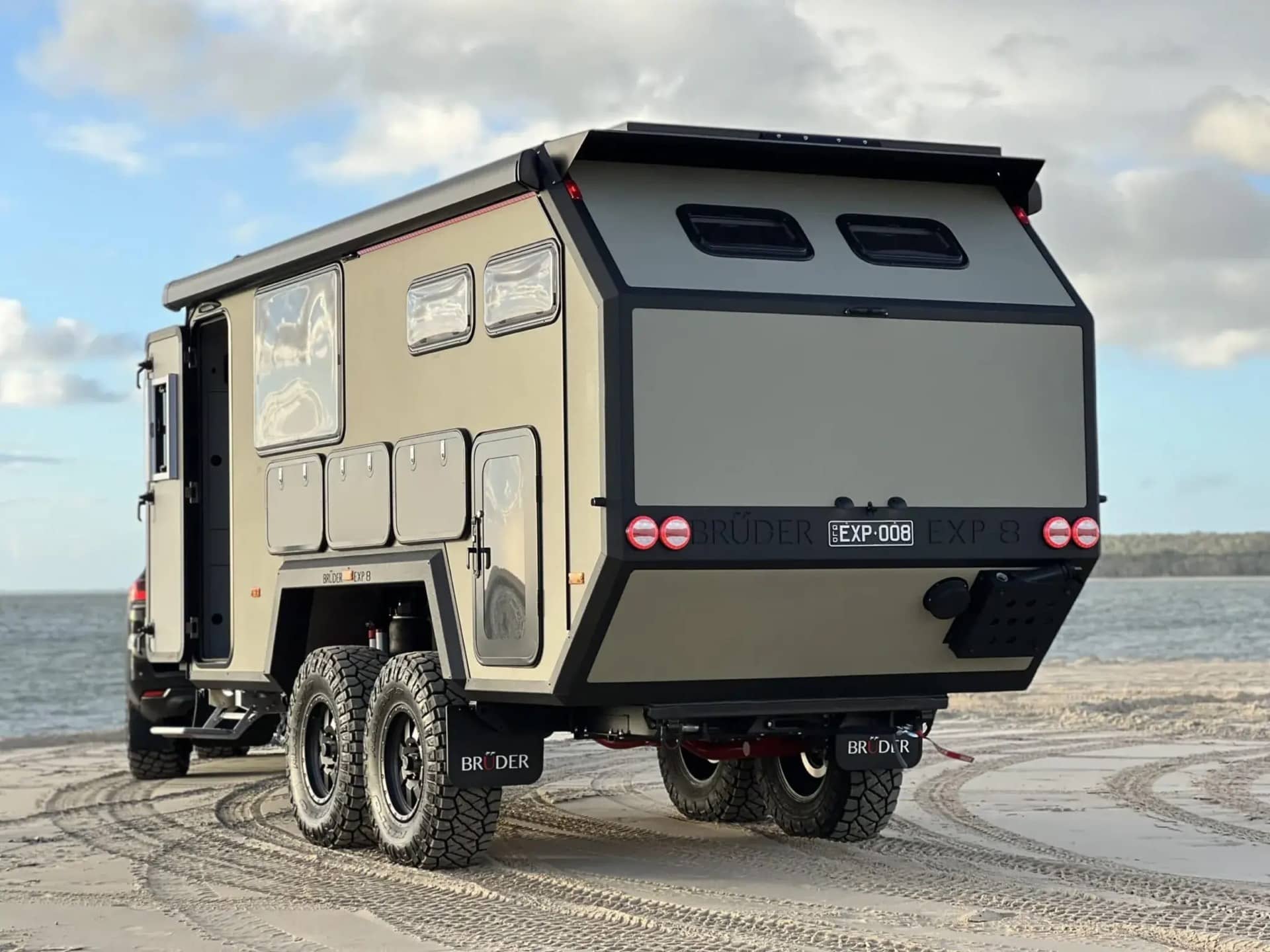 Bruder EXP 8 Offroad-Wohnwagen am Strand