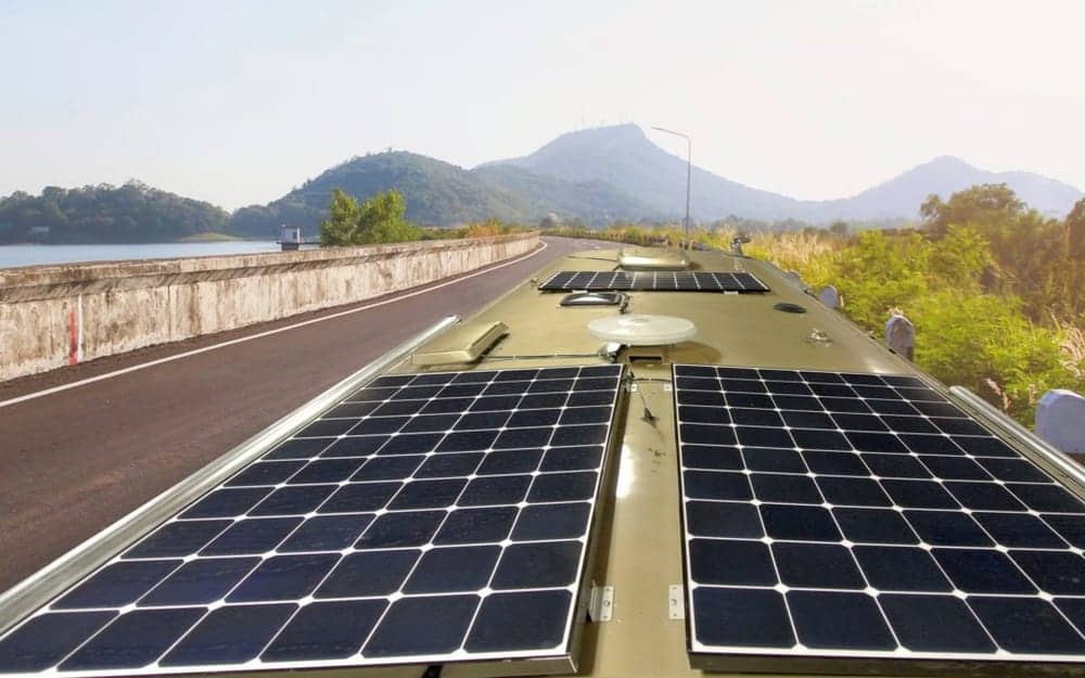 Wohnmobildach mit Solarzellen auf einer Straße am See
