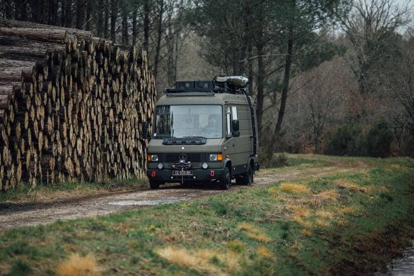 Ausgebauter Mercedes Campervan auf einem Waldweg