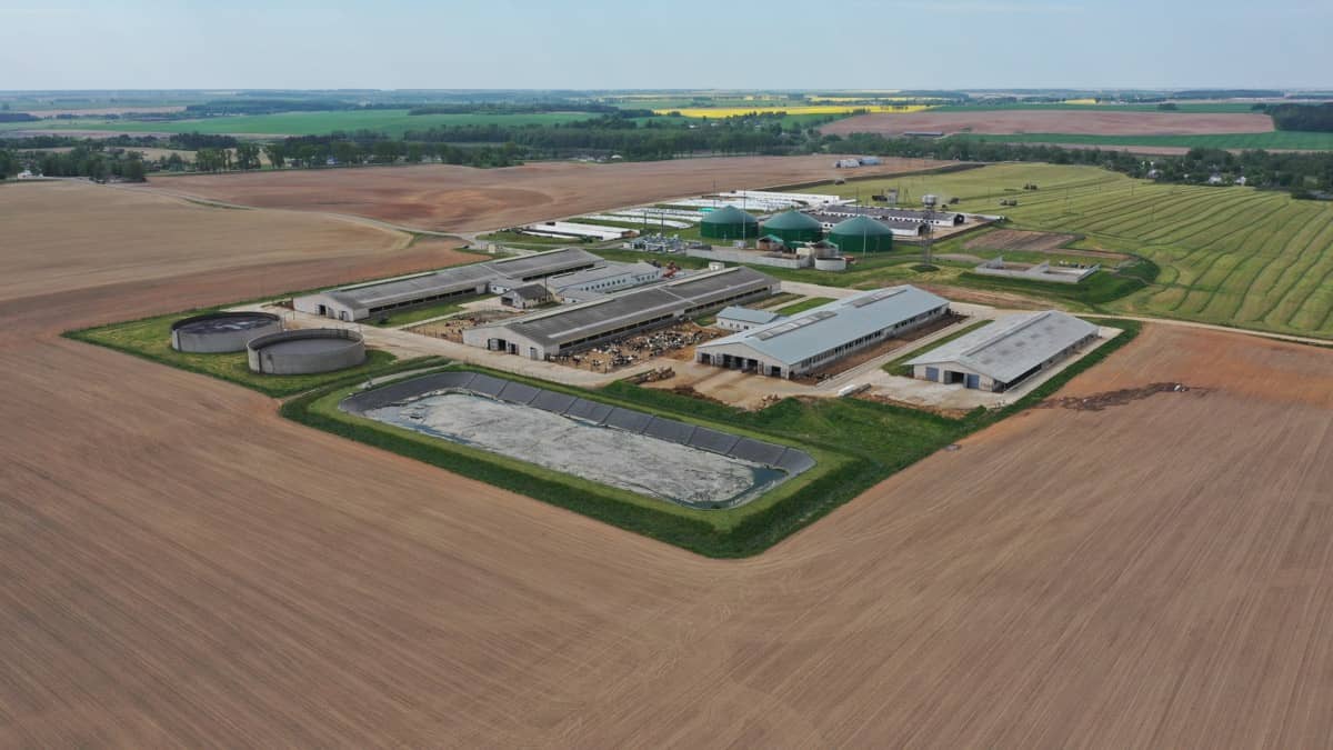Luftaufnahme eines großen landwirtschaftlichen Betriebs mit eigener Energieanlage