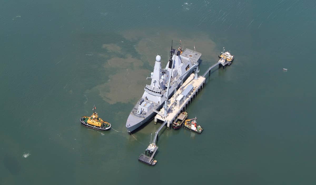 Marineschiff, versorgt durch containerisierte Power Banks