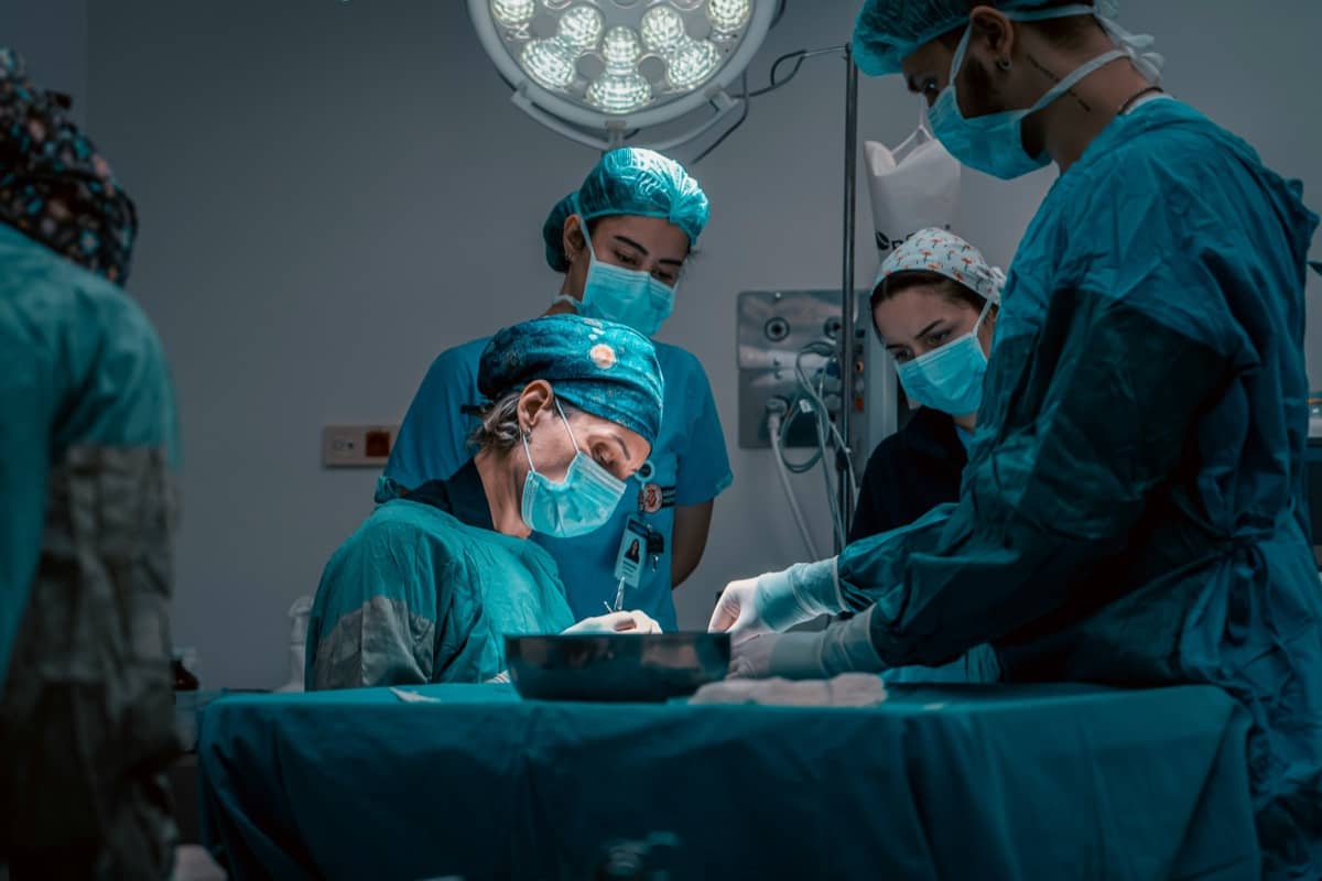 Techniker bei der Arbeit in einer Industrieanlage