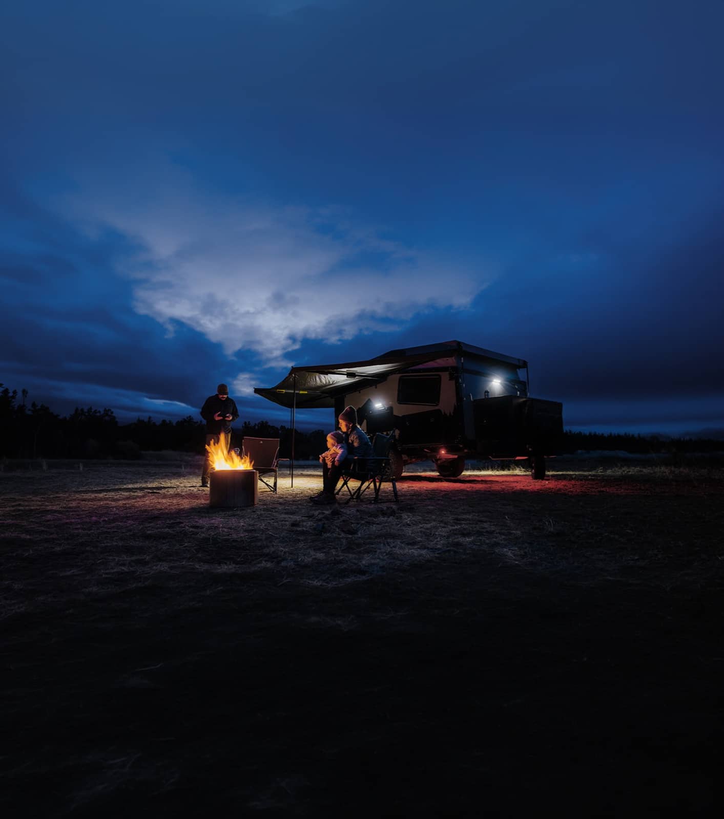 Familien-Campervan bei Nacht mit Lichterkette