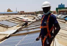 Supervisor überwacht die Installation von Solarmodulen